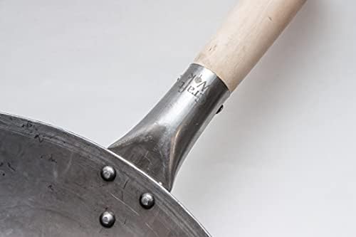 Traditionele, met de hand gehamerde wok van koolstofstaal met houten en stalen handgreep (diameter 35,6 cm, ronde bodem) / 731W88 van