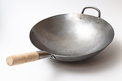 Traditionele, met de hand gehamerde wok van koolstofstaal met houten en stalen handgreep (diameter 35,6 cm, ronde bodem) / 731W88 van