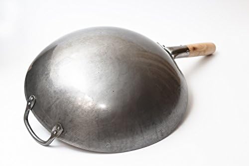 Traditionele, met de hand gehamerde wok van koolstofstaal met houten en stalen handgreep (diameter 35,6 cm, ronde bodem) / 731W88 van